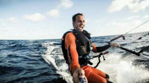 kitesurfend de oceaan over.
